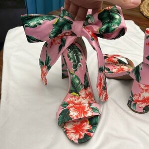 Jessica Simpson Size 8M tropical hibiscus print ankle wrap heels.